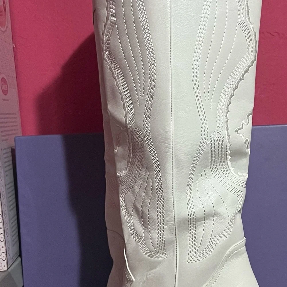 Women's Embroidered Western Cowboy Boots - Picture 5 of 8